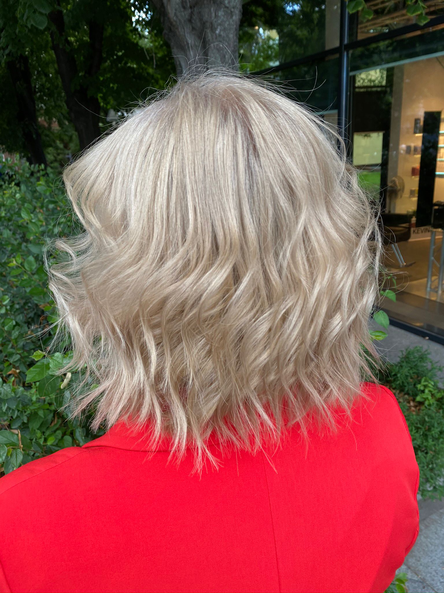 Krótki blond bob na zewnątrz